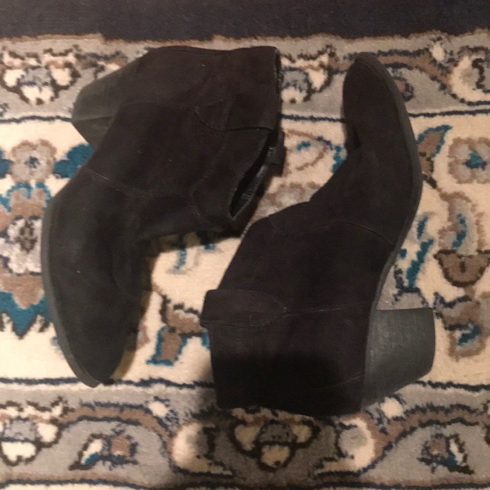Super cute black ankle booties! 🖤
